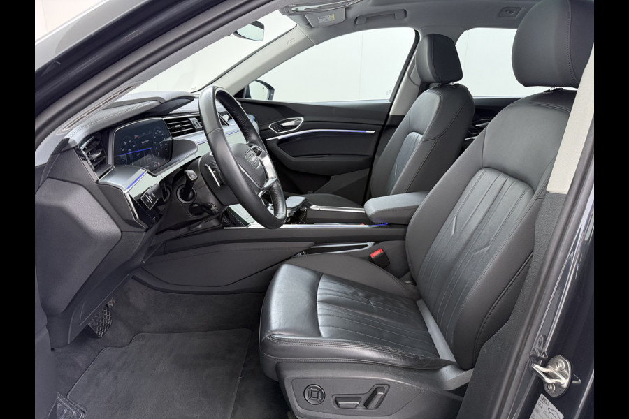Audi e-tron 50 Quattro Panoramadak Adap.Cruise Leder Trekhaak Camera Apple Carplay Android Auto Lmv 21" Elek.Stoelen+Memory SOH 89% Navi Ecc Stoelverwarming Elek.Achterklep Pdc Led DAB Bluetooth Isofix Virtual Cockpit 1.800KG Trekgewicht Origineel Nederlandse Auto