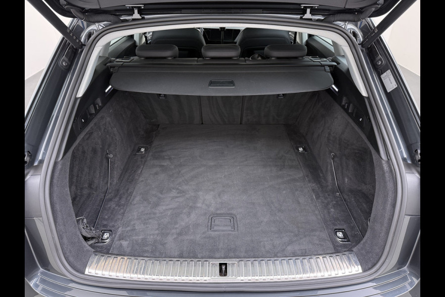 Audi e-tron 50 Quattro Panoramadak Adap.Cruise Leder Trekhaak Camera Apple Carplay Android Auto Lmv 21" Elek.Stoelen+Memory SOH 89% Navi Ecc Stoelverwarming Elek.Achterklep Pdc Led DAB Bluetooth Isofix Virtual Cockpit 1.800KG Trekgewicht Origineel Nederlandse Auto