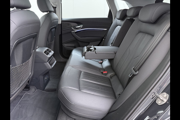 Audi e-tron 50 Quattro Panoramadak Adap.Cruise Leder Trekhaak Camera Apple Carplay Android Auto Lmv 21" Elek.Stoelen+Memory SOH 89% Navi Ecc Stoelverwarming Elek.Achterklep Pdc Led DAB Bluetooth Isofix Virtual Cockpit 1.800KG Trekgewicht Origineel Nederlandse Auto