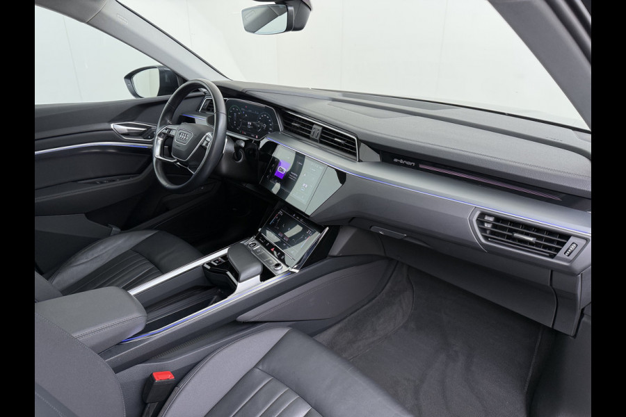Audi e-tron 50 Quattro Panoramadak Adap.Cruise Leder Trekhaak Camera Apple Carplay Android Auto Lmv 21" Elek.Stoelen+Memory SOH 89% Navi Ecc Stoelverwarming Elek.Achterklep Pdc Led DAB Bluetooth Isofix Virtual Cockpit 1.800KG Trekgewicht Origineel Nederlandse Auto