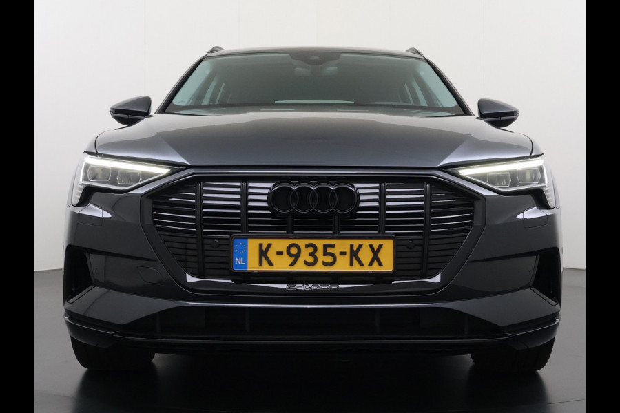 Audi e-tron 50 Quattro Panoramadak Adap.Cruise Leder Trekhaak Camera Apple Carplay Android Auto Lmv 21" Elek.Stoelen+Memory SOH 89% Navi Ecc Stoelverwarming Elek.Achterklep Pdc Led DAB Bluetooth Isofix Virtual Cockpit 1.800KG Trekgewicht Origineel Nederlandse Auto