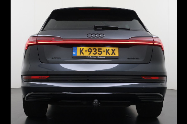 Audi e-tron 50 Quattro Panoramadak Adap.Cruise Leder Trekhaak Camera Apple Carplay Android Auto Lmv 21" Elek.Stoelen+Memory SOH 89% Navi Ecc Stoelverwarming Elek.Achterklep Pdc Led DAB Bluetooth Isofix Virtual Cockpit 1.800KG Trekgewicht Origineel Nederlandse Auto