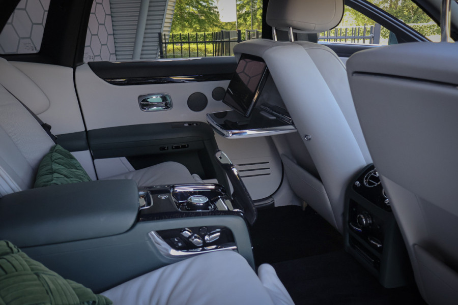 Rolls-Royce Ghost 6.75 V12 Extended Wheelbase | VERY UNIQUE !! | BESPOKE INTERIOR | GOLD SPIRIT | COACHLINE GOLD | MASSAGE | HEAD UP | CARPLAY | V