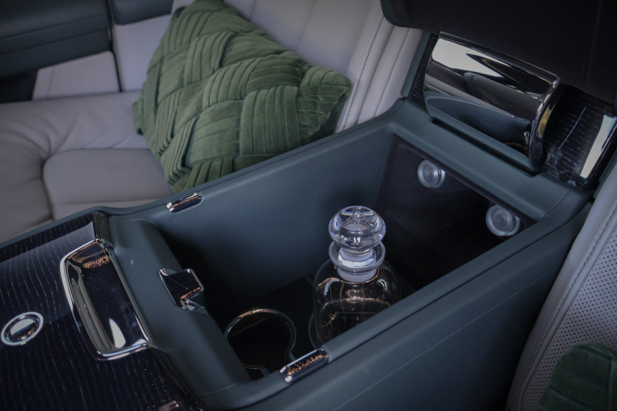 Rolls-Royce Ghost 6.75 V12 Extended Wheelbase | VERY UNIQUE !! | BESPOKE INTERIOR | GOLD SPIRIT | COACHLINE GOLD | MASSAGE | HEAD UP | CARPLAY | V