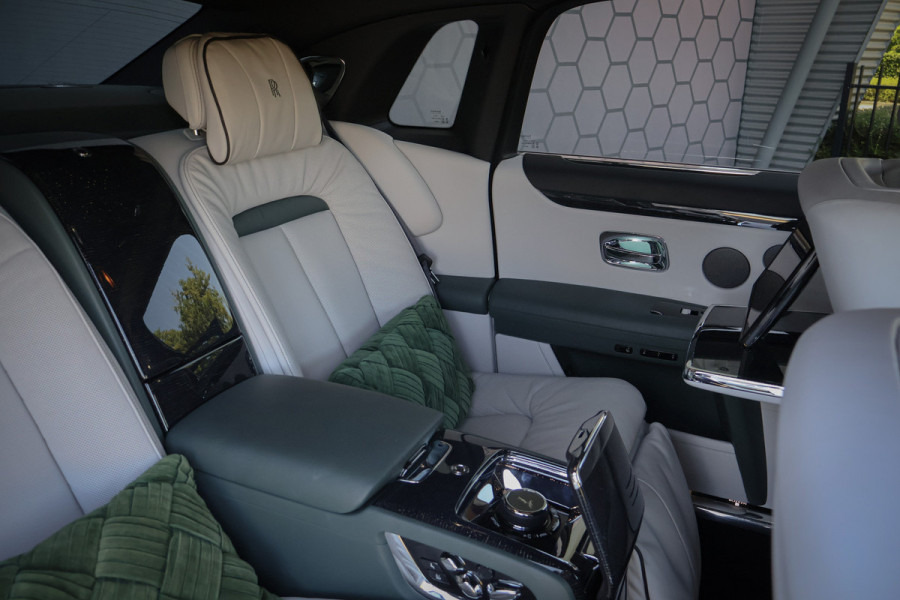 Rolls-Royce Ghost 6.75 V12 Extended Wheelbase | VERY UNIQUE !! | BESPOKE INTERIOR | GOLD SPIRIT | COACHLINE GOLD | MASSAGE | HEAD UP | CARPLAY | V