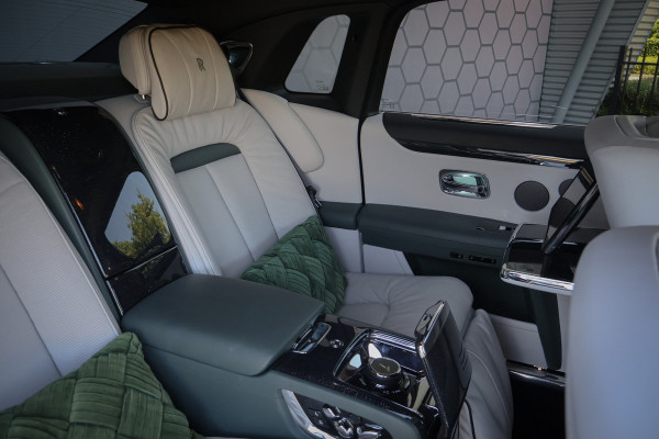 Rolls-Royce Ghost 6.75 V12 Extended Wheelbase | VERY UNIQUE !! | BESPOKE INTERIOR | GOLD SPIRIT | COACHLINE GOLD | MASSAGE | HEAD UP | CARPLAY | V