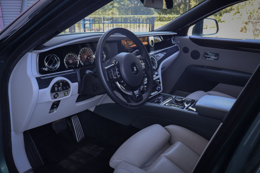Rolls-Royce Ghost 6.75 V12 Extended Wheelbase | VERY UNIQUE !! | BESPOKE INTERIOR | GOLD SPIRIT | COACHLINE GOLD | MASSAGE | HEAD UP | CARPLAY | V