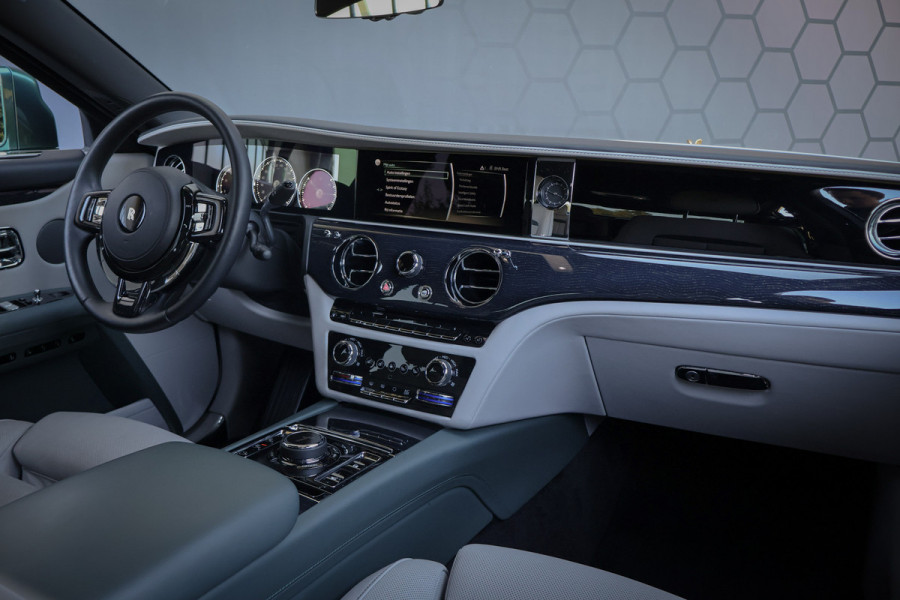 Rolls-Royce Ghost 6.75 V12 Extended Wheelbase | VERY UNIQUE !! | BESPOKE INTERIOR | GOLD SPIRIT | COACHLINE GOLD | MASSAGE | HEAD UP | CARPLAY | V