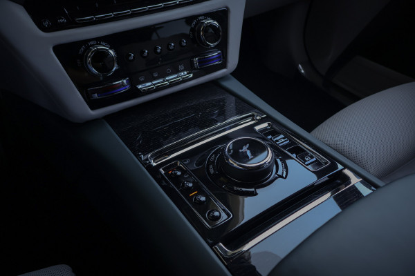 Rolls-Royce Ghost 6.75 V12 Extended Wheelbase | VERY UNIQUE !! | BESPOKE INTERIOR | GOLD SPIRIT | COACHLINE GOLD | MASSAGE | HEAD UP | CARPLAY | V