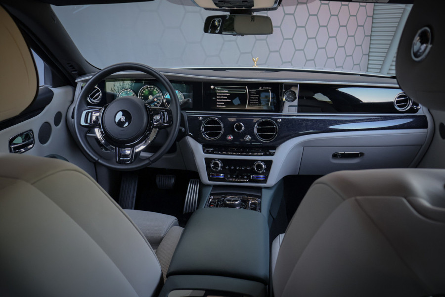 Rolls-Royce Ghost 6.75 V12 Extended Wheelbase | VERY UNIQUE !! | BESPOKE INTERIOR | GOLD SPIRIT | COACHLINE GOLD | MASSAGE | HEAD UP | CARPLAY | V