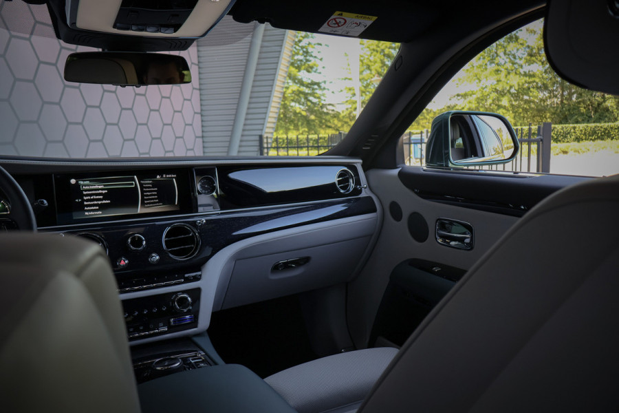 Rolls-Royce Ghost 6.75 V12 Extended Wheelbase | VERY UNIQUE !! | BESPOKE INTERIOR | GOLD SPIRIT | COACHLINE GOLD | MASSAGE | HEAD UP | CARPLAY | V