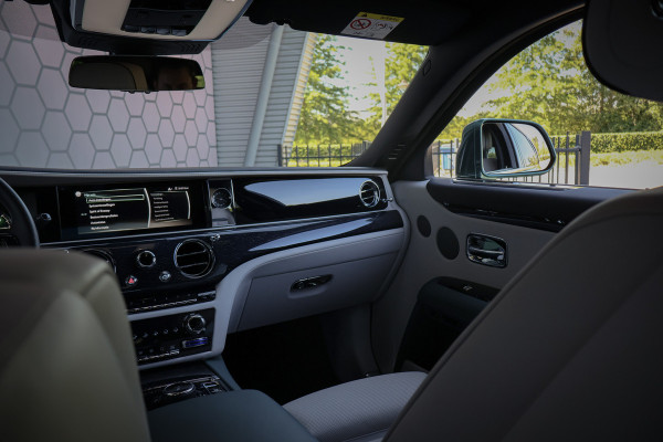 Rolls-Royce Ghost 6.75 V12 Extended Wheelbase | VERY UNIQUE !! | BESPOKE INTERIOR | GOLD SPIRIT | COACHLINE GOLD | MASSAGE | HEAD UP | CARPLAY | V