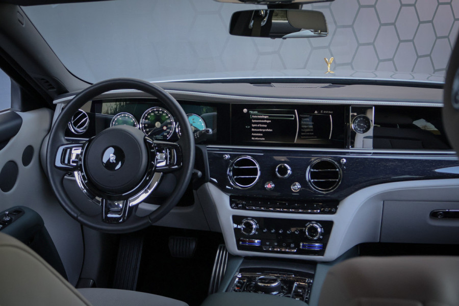 Rolls-Royce Ghost 6.75 V12 Extended Wheelbase | VERY UNIQUE !! | BESPOKE INTERIOR | GOLD SPIRIT | COACHLINE GOLD | MASSAGE | HEAD UP | CARPLAY | V
