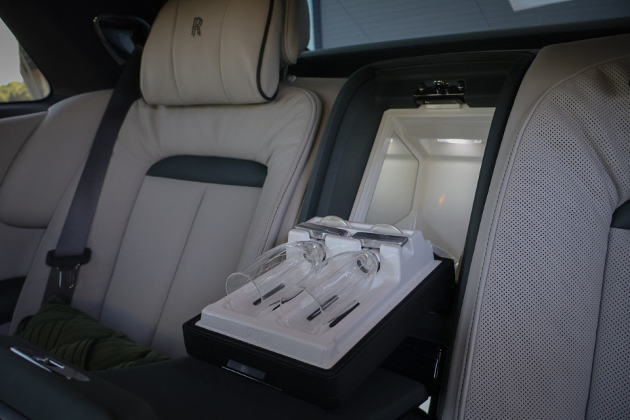 Rolls-Royce Ghost 6.75 V12 Extended Wheelbase | VERY UNIQUE !! | BESPOKE INTERIOR | GOLD SPIRIT | COACHLINE GOLD | MASSAGE | HEAD UP | CARPLAY | V