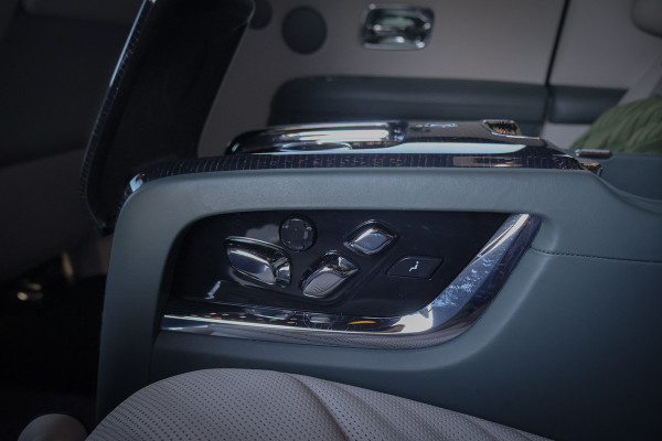 Rolls-Royce Ghost 6.75 V12 Extended Wheelbase | VERY UNIQUE !! | BESPOKE INTERIOR | GOLD SPIRIT | COACHLINE GOLD | MASSAGE | HEAD UP | CARPLAY | V