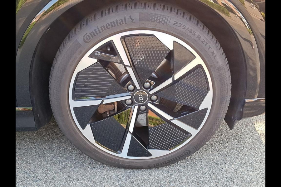 Audi Q4 e-tron 50 quattro S edition 77 kWh Lederen bekleding | 21 inch lichtmetalen velgen | Parkeercamera | Navigatie