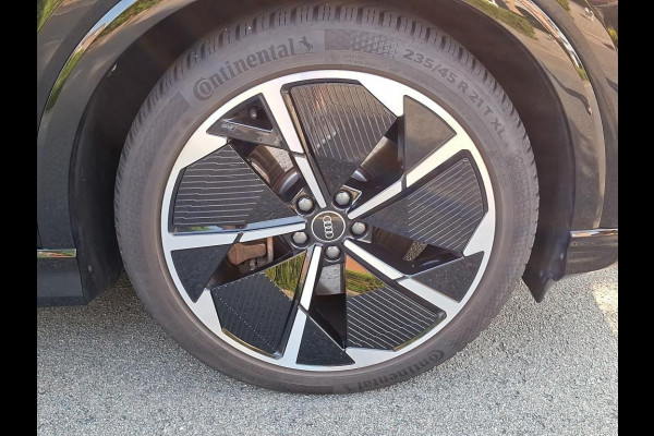 Audi Q4 e-tron 50 quattro S edition 77 kWh Lederen bekleding | 21 inch lichtmetalen velgen | Parkeercamera | Navigatie