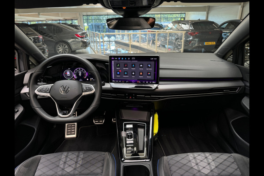 Volkswagen Golf 1.5 eTSI Pano|HuD|Trekhaak|360 Camera|Keyless|ACC|Sfeer|Lane Assist