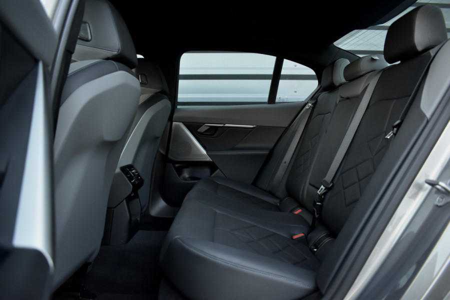 BMW i5 eDrive40 M Sport 84 kWh | Orig. NL | Driving Assistant Plus | Lederen Bekleding | Ambient verlichting |