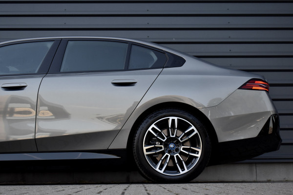 BMW i5 eDrive40 M Sport 84 kWh | Orig. NL | Driving Assistant Plus | Lederen Bekleding | Ambient verlichting |