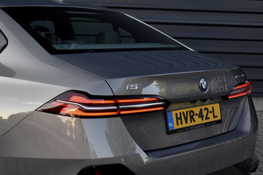 BMW i5 eDrive40 M Sport 84 kWh | Orig. NL | Driving Assistant Plus | Lederen Bekleding | Ambient verlichting |