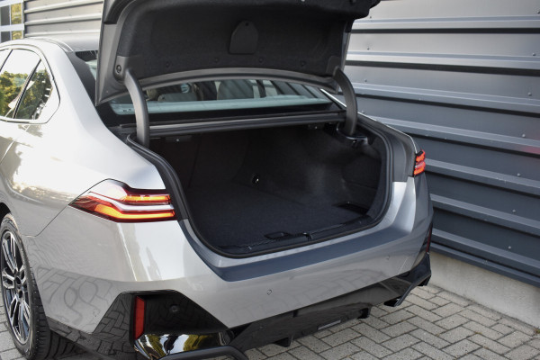 BMW i5 eDrive40 M Sport 84 kWh | Orig. NL | Driving Assistant Plus | Lederen Bekleding | Ambient verlichting |