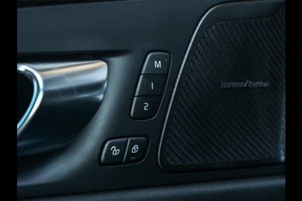 Volvo XC60 2.0 T8 Plug-in hybrid AWD Ultra Black Edition | Panoramadak | Harman/Kardon | Pilot Assist | HUD | 360 Camera | Memory Seats | Trekhaak | Stuurverwarming | Stoelverwarming V+A |