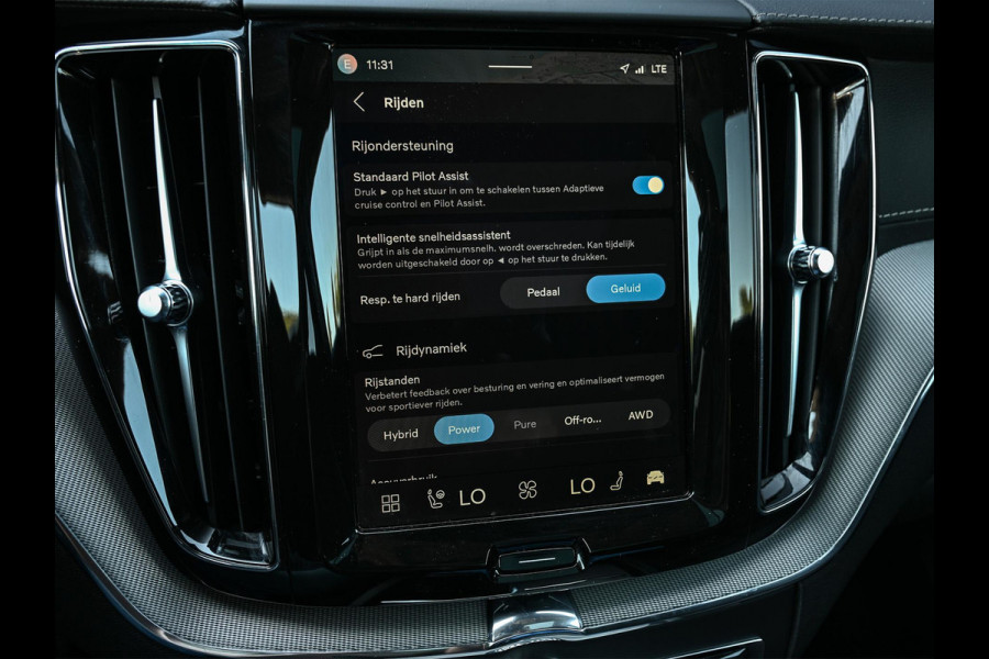 Volvo XC60 2.0 T8 Plug-in hybrid AWD Ultra Black Edition | Panoramadak | Harman/Kardon | Pilot Assist | HUD | 360 Camera | Memory Seats | Trekhaak | Stuurverwarming | Stoelverwarming V+A |