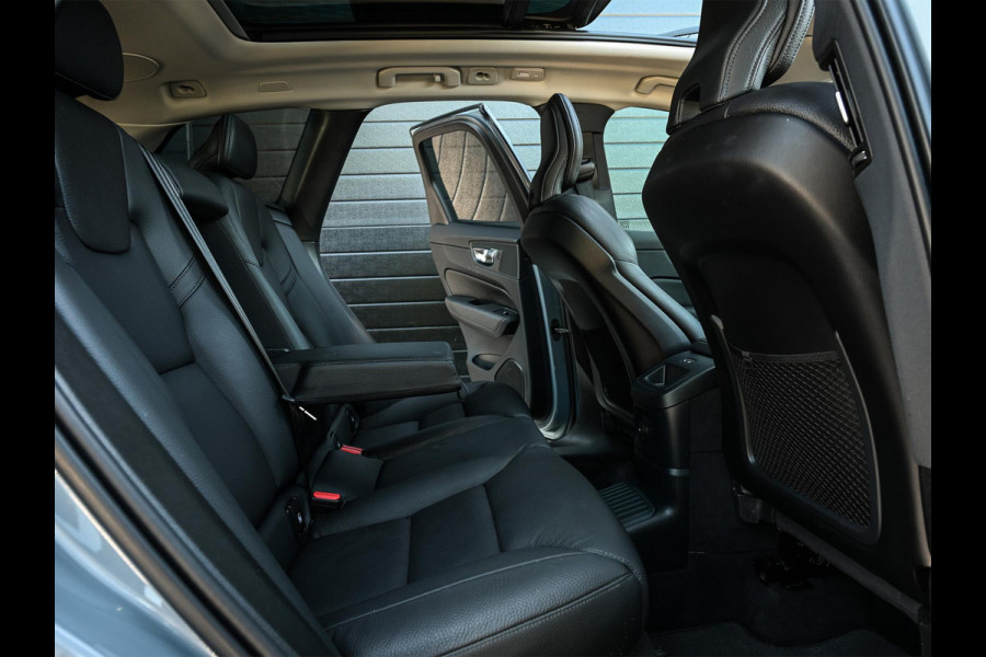 Volvo XC60 2.0 T8 Plug-in hybrid AWD Ultra Black Edition | Panoramadak | Harman/Kardon | Pilot Assist | HUD | 360 Camera | Memory Seats | Trekhaak | Stuurverwarming | Stoelverwarming V+A |
