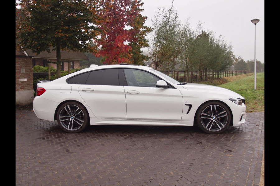 BMW 4 Serie Gran Coupé 420i High Executive | M-Pakket | Panoramadak | Trekhaak | NL-Auto |