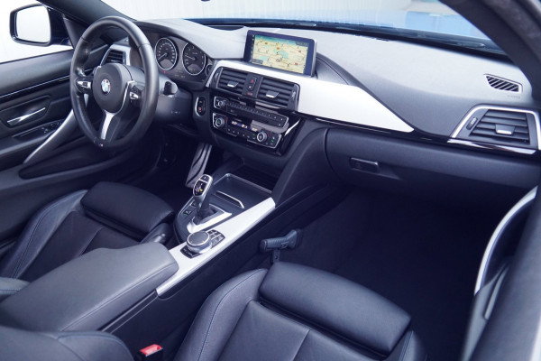 BMW 4 Serie Coupé 430i High Executive / M-Sport / NL-Auto / Dealeronderhouden / Estoril Blue / Leder / Navi