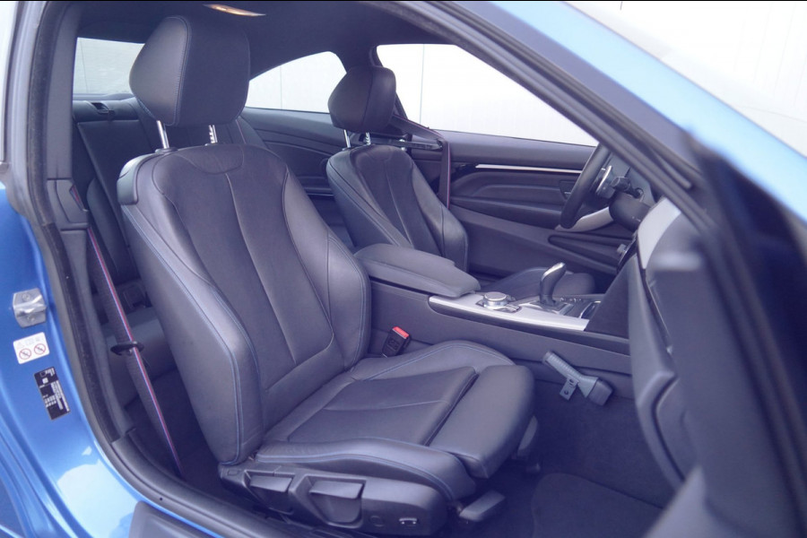 BMW 4 Serie Coupé 430i High Executive / M-Sport / NL-Auto / Dealeronderhouden / Estoril Blue / Leder / Navi