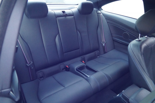 BMW 4 Serie Coupé 430i High Executive / M-Sport / NL-Auto / Dealeronderhouden / Estoril Blue / Leder / Navi