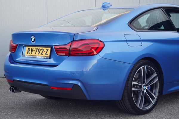 BMW 4 Serie Coupé 430i High Executive / M-Sport / NL-Auto / Dealeronderhouden / Estoril Blue / Leder / Navi