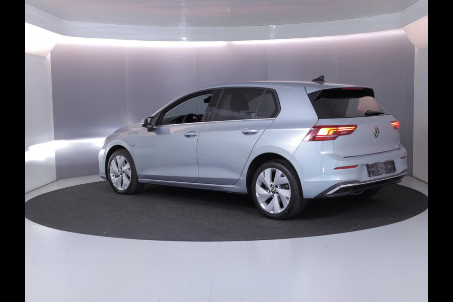 Volkswagen Golf 1.5 eHybrid Style Edition 204 pk Automaat (DSG) | Navigatie via App | Parkeersensoren (Park assist) | Achteruitrijcamera | Adaptieve cruise control | Autom. airco (3 zones) |