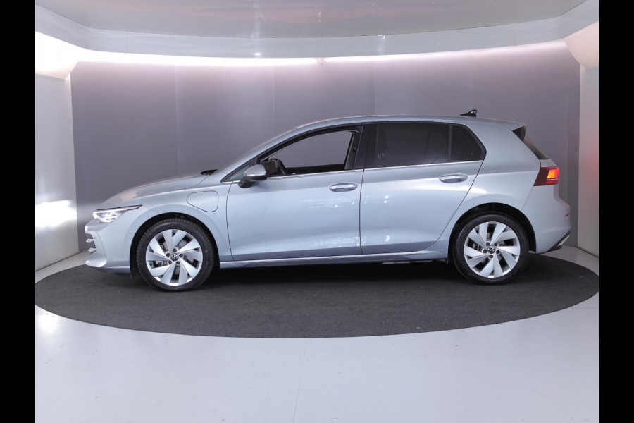 Volkswagen Golf 1.5 eHybrid Style Edition 204 pk Automaat (DSG) | Navigatie via App | Parkeersensoren (Park assist) | Achteruitrijcamera | Adaptieve cruise control | Autom. airco (3 zones) |