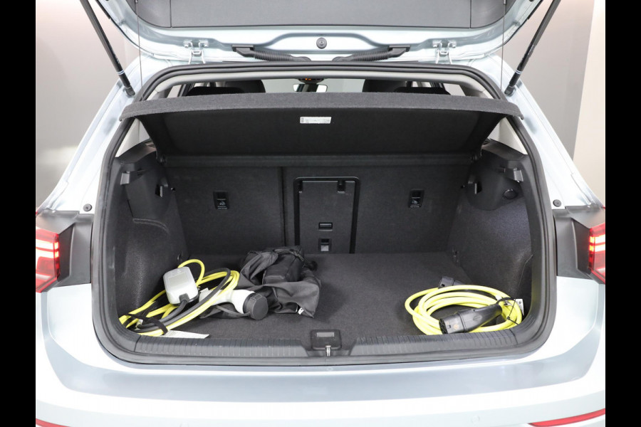 Volkswagen Golf 1.5 eHybrid Style Edition 204 pk Automaat (DSG) | Navigatie via App | Parkeersensoren (Park assist) | Achteruitrijcamera | Adaptieve cruise control | Autom. airco (3 zones) |