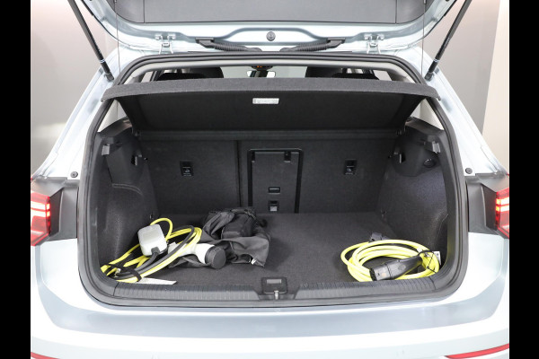 Volkswagen Golf 1.5 eHybrid Style Edition 204 pk Automaat (DSG) | Navigatie via App | Parkeersensoren (Park assist) | Achteruitrijcamera | Adaptieve cruise control | Autom. airco (3 zones) |