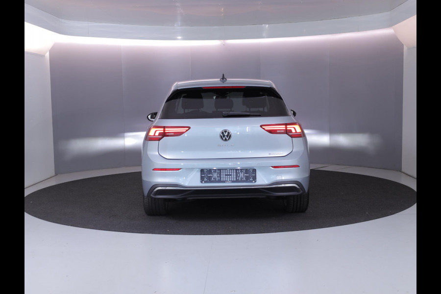 Volkswagen Golf 1.5 eHybrid Style Edition 204 pk Automaat (DSG) | Navigatie via App | Parkeersensoren (Park assist) | Achteruitrijcamera | Adaptieve cruise control | Autom. airco (3 zones) |