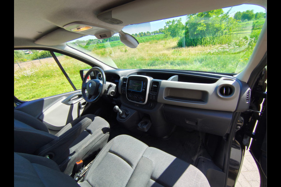 Renault Trafic 1.6dCi 146PK T29 L2H1 3-Persoons **Motor verbruikt overmatig olie** Camera Trekhaak Airco Cruise Control Pdc Regen-Lichtsensor C Lmv Sidebars Achterklep Achterdeuren Betonplex Vloer Kasteninbouw 2.000KG Trekgewicht