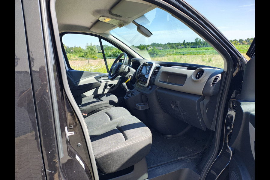 Renault Trafic 1.6dCi 146PK T29 L2H1 3-Persoons **Motor verbruikt overmatig olie** Camera Trekhaak Airco Cruise Control Pdc Regen-Lichtsensor C Lmv Sidebars Achterklep Achterdeuren Betonplex Vloer Kasteninbouw 2.000KG Trekgewicht