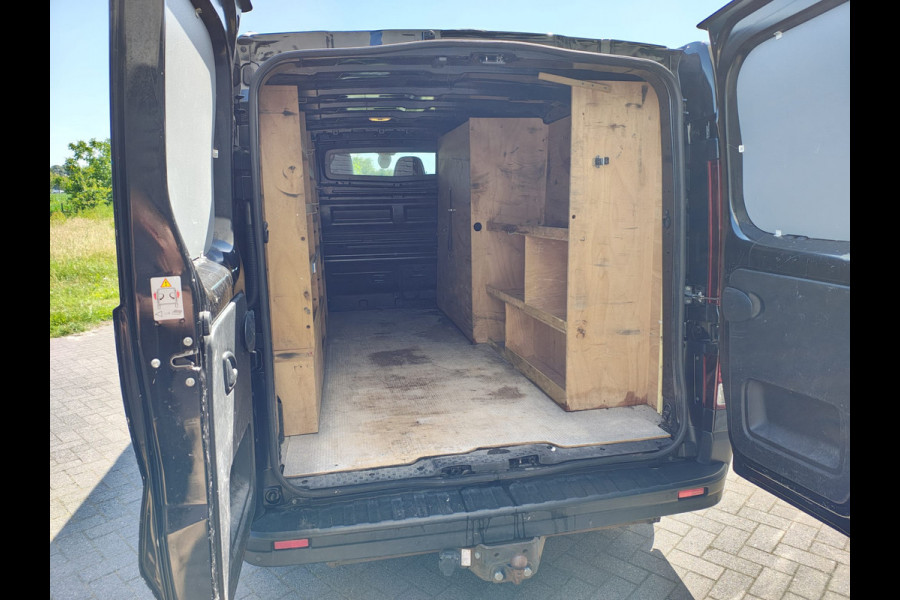 Renault Trafic 1.6dCi 146PK T29 L2H1 3-Persoons **Motor verbruikt overmatig olie** Camera Trekhaak Airco Cruise Control Pdc Regen-Lichtsensor C Lmv Sidebars Achterklep Achterdeuren Betonplex Vloer Kasteninbouw 2.000KG Trekgewicht