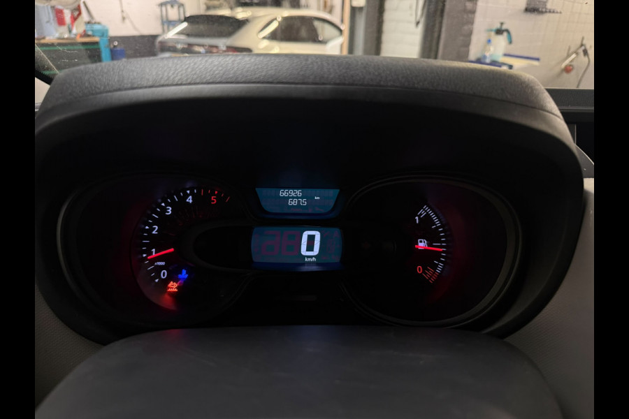 Renault Trafic 1.6dCi 146PK T29 L2H1 3-Persoons **Motor verbruikt overmatig olie** Camera Trekhaak Airco Cruise Control Pdc Regen-Lichtsensor C Lmv Sidebars Achterklep Achterdeuren Betonplex Vloer Kasteninbouw 2.000KG Trekgewicht