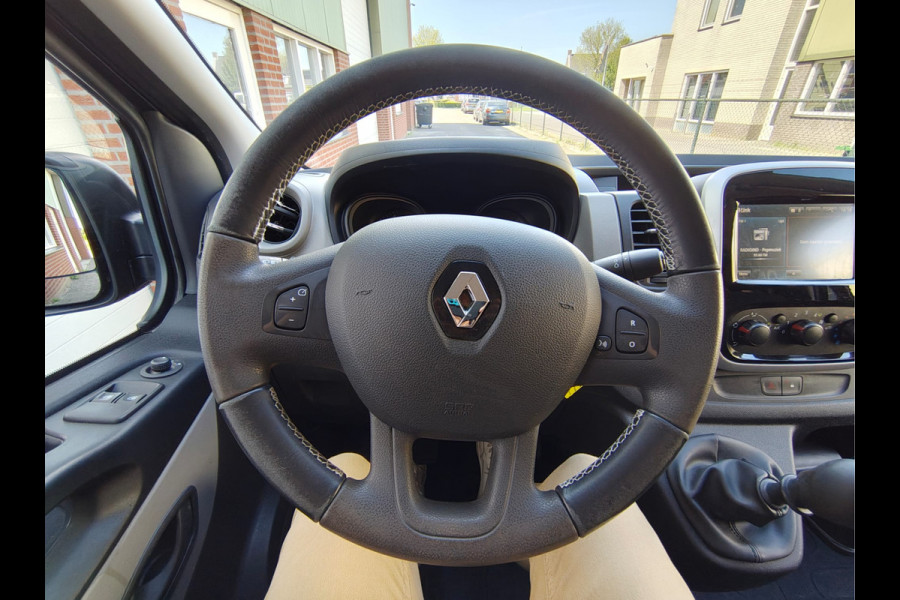 Renault Trafic 1.6dCi 146PK T29 L2H1 3-Persoons **Motor verbruikt overmatig olie** Camera Trekhaak Airco Cruise Control Pdc Regen-Lichtsensor C Lmv Sidebars Achterklep Achterdeuren Betonplex Vloer Kasteninbouw 2.000KG Trekgewicht