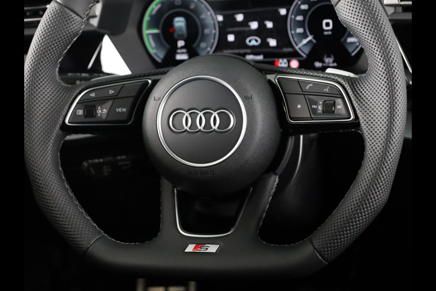 Audi A3 Sportback S edition 40 TFSI e 204 pk | Assis.pak Driving+Parking plus | Warmtewerend glas donker tint | Adaptive Cruise Control | Ambient sfeerverlichting |