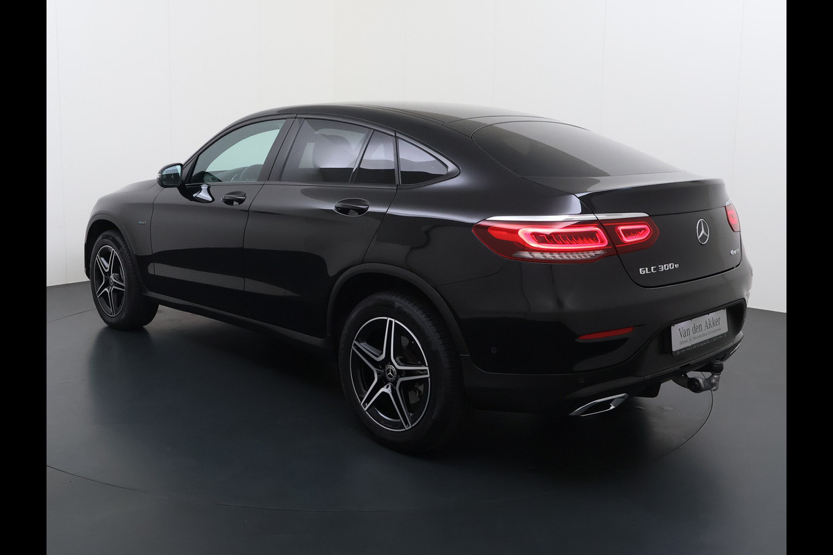 Mercedes-Benz GLC 300e AMG 4Matic Coupé // Trekhaak // 360 Camera // Sfeerverlichting // Augmented Reality // Night Pakket // Digitaal dashbord