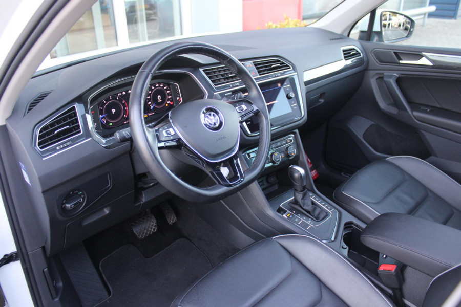 Volkswagen Tiguan 1.5 TSI 150PK AUTOMAAT HIGHLINE BUSINESS R | PANORAMA SCHUIF/KANTEL DAK | LEDEREN BEKLEDING | BESTUUDERSSTOEL ELEKTRISCH VERSTELBAAR MET GEHEUGENFUNCTIE | ELEKTRISCH WEGKLAPBARE TREKHAAK | IQ LIGHT KOPLAMPEN | VIRTUAL DISPLAY | DRAADLOZE APPLE CARPLAY/ANDROID AUTO | NAVIGATIE | 19" LICHTMETALEN VELGEN | ELEKTRISCH BEDIENBARE ACHTERKLEP | GETINTE ACHTERRUITEN | CAMERA VOOR + ACHTER | PARKEERSENSOREN VOOR + ACHTER | STOEL VERWARMING |