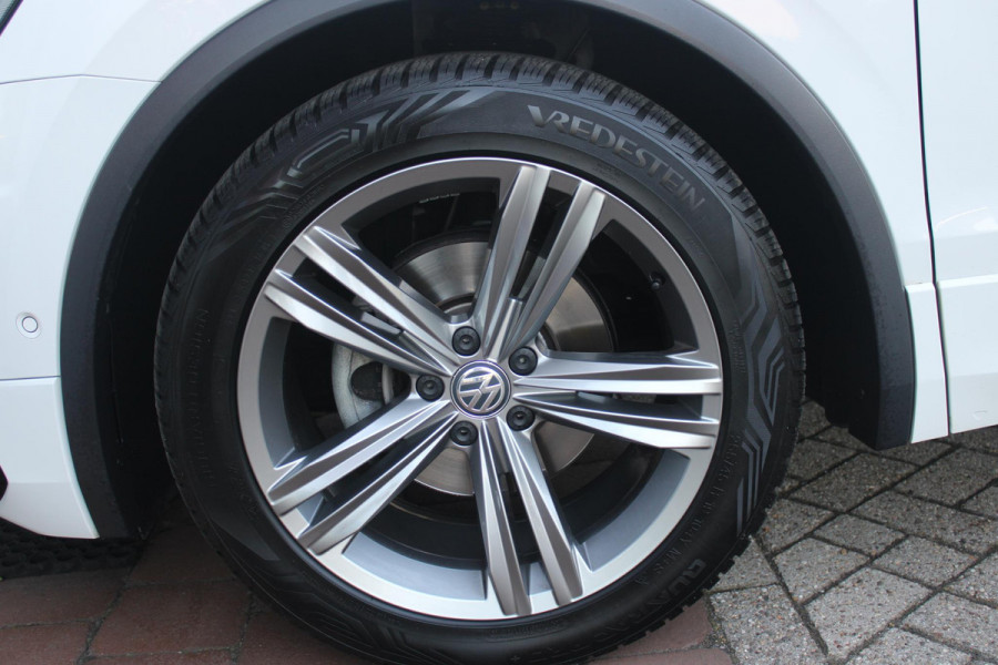 Volkswagen Tiguan 1.5 TSI 150PK AUTOMAAT HIGHLINE BUSINESS R | PANORAMA SCHUIF/KANTEL DAK | LEDEREN BEKLEDING | BESTUUDERSSTOEL ELEKTRISCH VERSTELBAAR MET GEHEUGENFUNCTIE | ELEKTRISCH WEGKLAPBARE TREKHAAK | IQ LIGHT KOPLAMPEN | VIRTUAL DISPLAY | DRAADLOZE APPLE CARPLAY/ANDROID AUTO | NAVIGATIE | 19" LICHTMETALEN VELGEN | ELEKTRISCH BEDIENBARE ACHTERKLEP | GETINTE ACHTERRUITEN | CAMERA VOOR + ACHTER | PARKEERSENSOREN VOOR + ACHTER | STOEL VERWARMING |