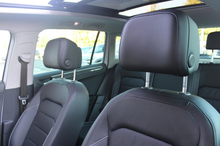 Volkswagen Tiguan 1.5 TSI 150PK AUTOMAAT HIGHLINE BUSINESS R | PANORAMA SCHUIF/KANTEL DAK | LEDEREN BEKLEDING | BESTUUDERSSTOEL ELEKTRISCH VERSTELBAAR MET GEHEUGENFUNCTIE | ELEKTRISCH WEGKLAPBARE TREKHAAK | IQ LIGHT KOPLAMPEN | VIRTUAL DISPLAY | DRAADLOZE APPLE CARPLAY/ANDROID AUTO | NAVIGATIE | 19" LICHTMETALEN VELGEN | ELEKTRISCH BEDIENBARE ACHTERKLEP | GETINTE ACHTERRUITEN | CAMERA VOOR + ACHTER | PARKEERSENSOREN VOOR + ACHTER | STOEL VERWARMING |