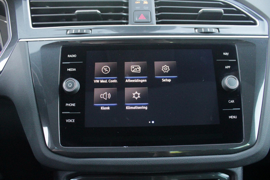 Volkswagen Tiguan 1.5 TSI 150PK AUTOMAAT HIGHLINE BUSINESS R | PANORAMA SCHUIF/KANTEL DAK | LEDEREN BEKLEDING | BESTUUDERSSTOEL ELEKTRISCH VERSTELBAAR MET GEHEUGENFUNCTIE | ELEKTRISCH WEGKLAPBARE TREKHAAK | IQ LIGHT KOPLAMPEN | VIRTUAL DISPLAY | DRAADLOZE APPLE CARPLAY/ANDROID AUTO | NAVIGATIE | 19" LICHTMETALEN VELGEN | ELEKTRISCH BEDIENBARE ACHTERKLEP | GETINTE ACHTERRUITEN | CAMERA VOOR + ACHTER | PARKEERSENSOREN VOOR + ACHTER | STOEL VERWARMING |